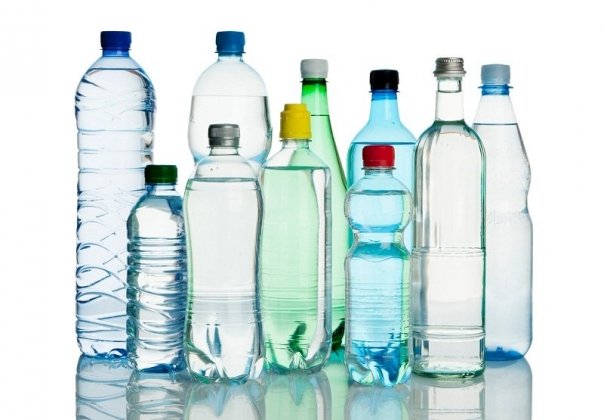 Apa îmbuteliată la PET poate dăuna organismului. „Numărul bacteriilor este mai mare decât cel de pe capacul de WC”