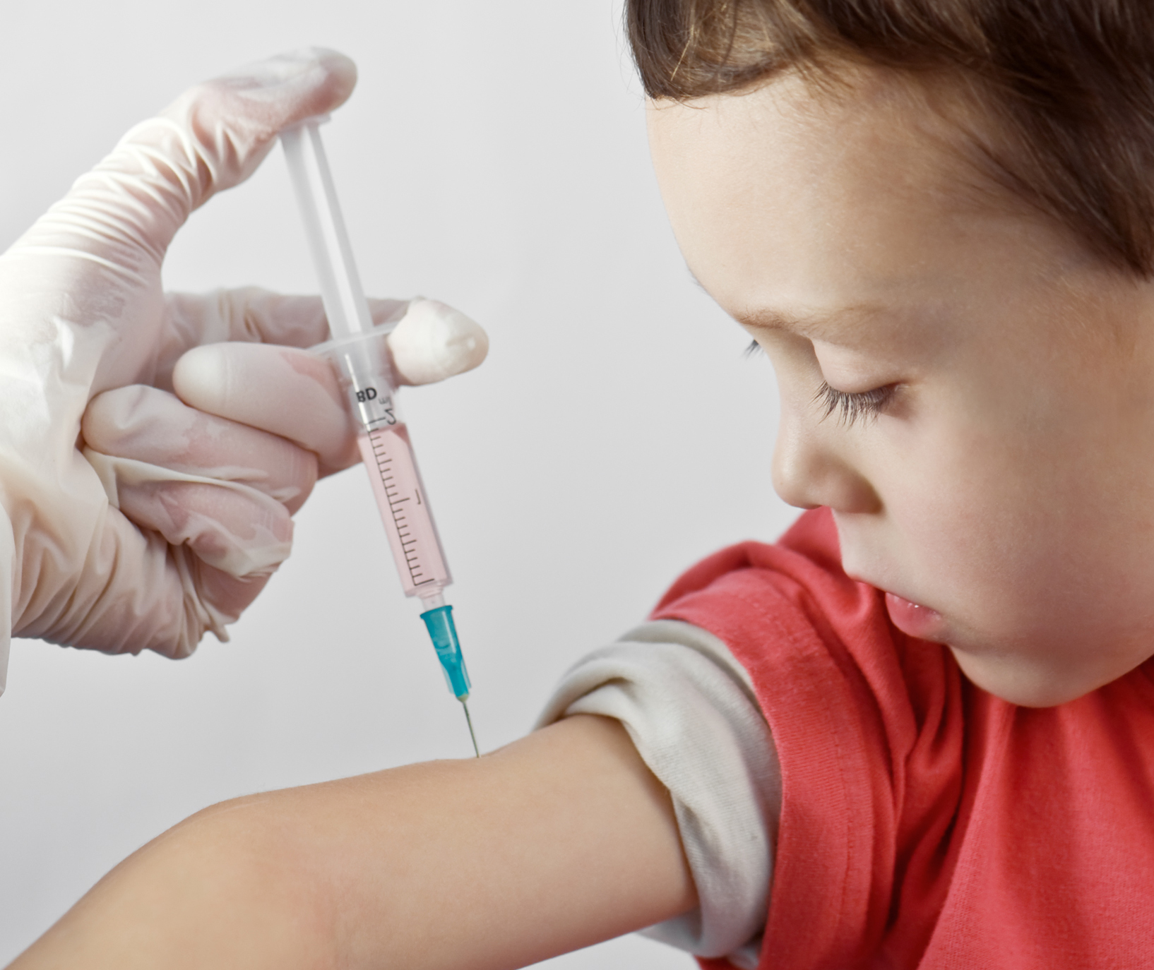 Un minor a câștigat dreptul de a se vaccina fără acordul tatălui său. Copilul i-a emoționat pe judecători