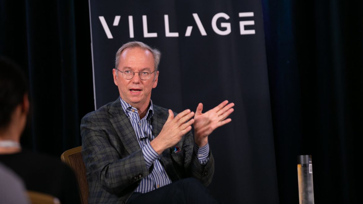 Fostul CEO al Google, Eric Schmidt, atac la Mark Zuckerberg după ce a anunţat că Facebook va deveni Metavers