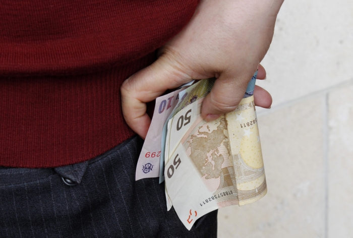 Doi ieșeni, trimiși în judecată pentru dare de mită. Ce au comunicat polițiștii anticorupție ai DGA Iași