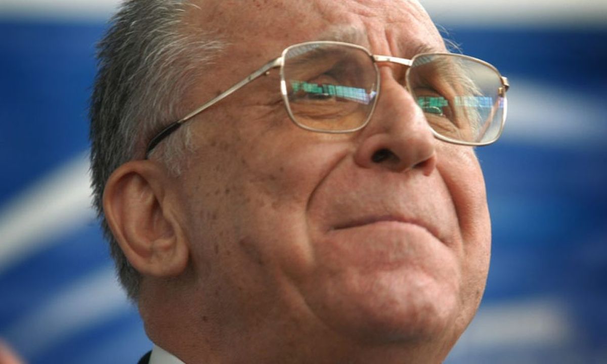 Incident în fața locuinței lui Ion Iliescu. Un protestatar a scandat lozinci minute în șir la poarta fostului președinte. Polițiștii au intervenit – VIDEO