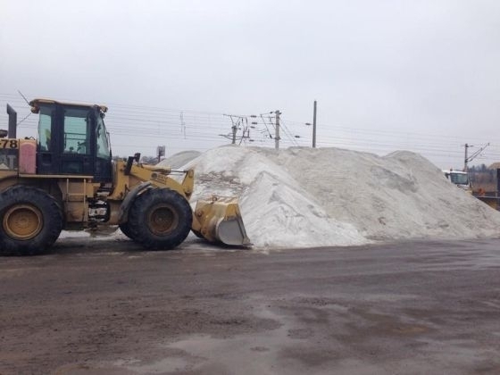 97 de tone de clorură de sodiu şi clorură de calciu, împrăştiate în municipiul Iaşi. Căile de acces de la spitale şi şcoli, degajate