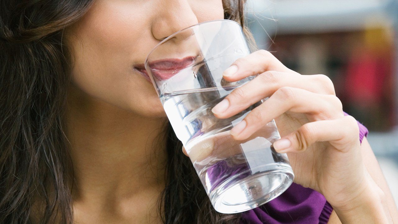 Câtă apă trebuie să bei ca să slăbești - sfaturile specialiștilor