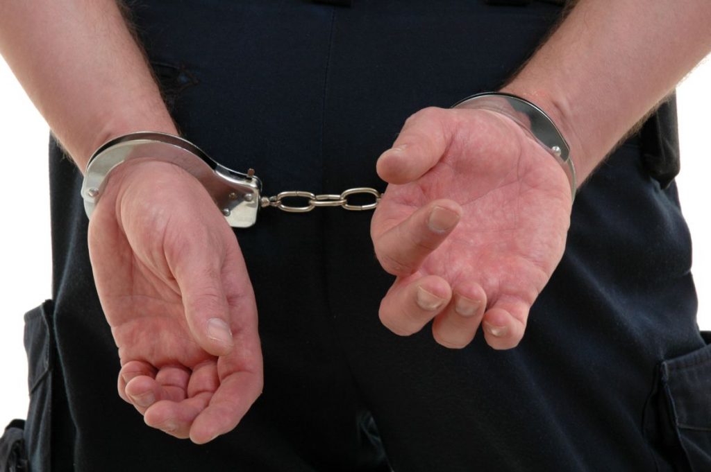 Un bărbat în vârstă de 65 de ani a fost reţinut de poliţişti după ce a agresat un copil în toaleta unui mall