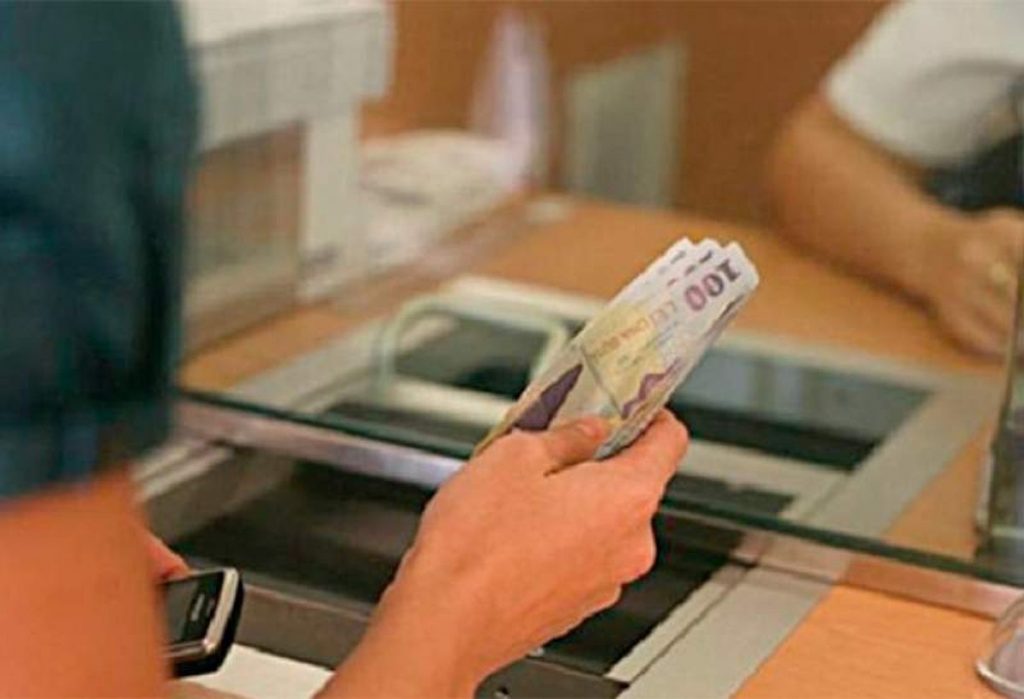 Românii vor plăti noi taxe din anul 2023. Ce meserie va fi impozitată de stat