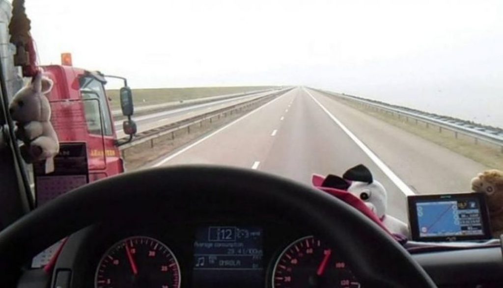 Conducătorii de microbuze, autobuze și TIR nu vor sta în carantină. CNSU a decis