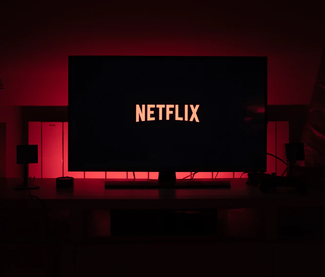 Conturile de Netflix împărțite cu mai multe persoane, taxate în plus începând cu 2023