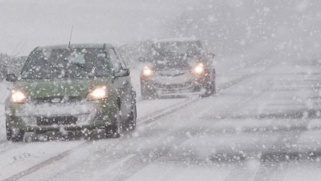 Prima zi de vară sau de iarnă. Zăpada a acoperit mai multe zone din România