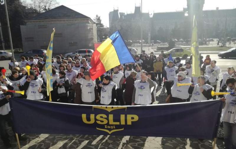 Protest la Prefectura Iaşi, organizat de USLIP Iaşi şi Alianţa Sindicală „Gh. Asachi” Iaşi luni, 22 noiembrie. Iată motivul
