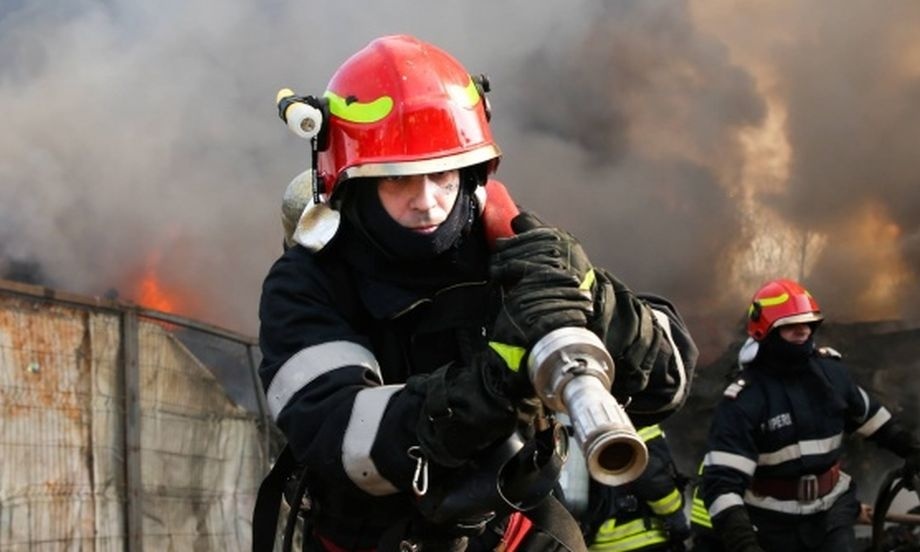 Incendiu în municipiul Iaşi. Trei autospeciale intervin la stingerea flăcărilor