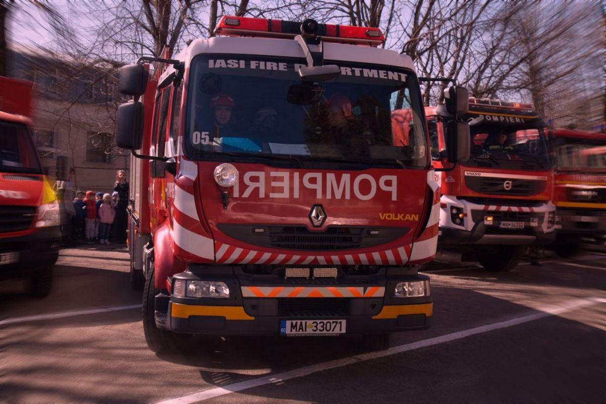 Incendiu în satul Poieni, din Iaşi. Trei autospeciale de pompieri intervin la faţa locului – Exclusiv