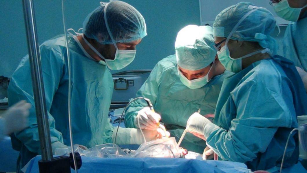 Intervenţie chirurgicală unică în medicina engleză! Un bărbat din Marea Britanie, operat după ce rinichii săi cântăresc 40 kg
