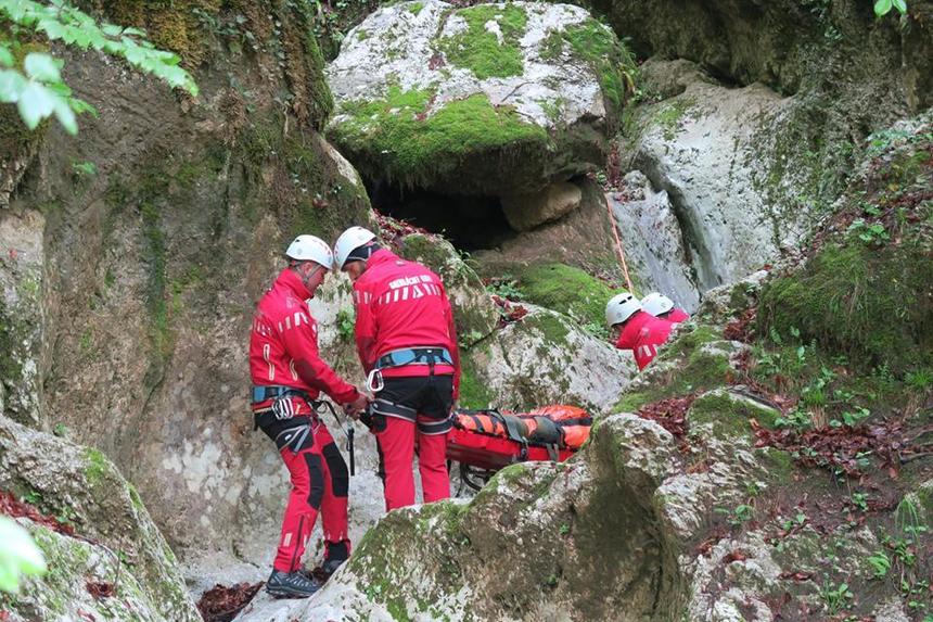 Un turist rătăcit în munţi, căutat 3 zile de salvamontişti. Bărbatul, însă, se afla acasă