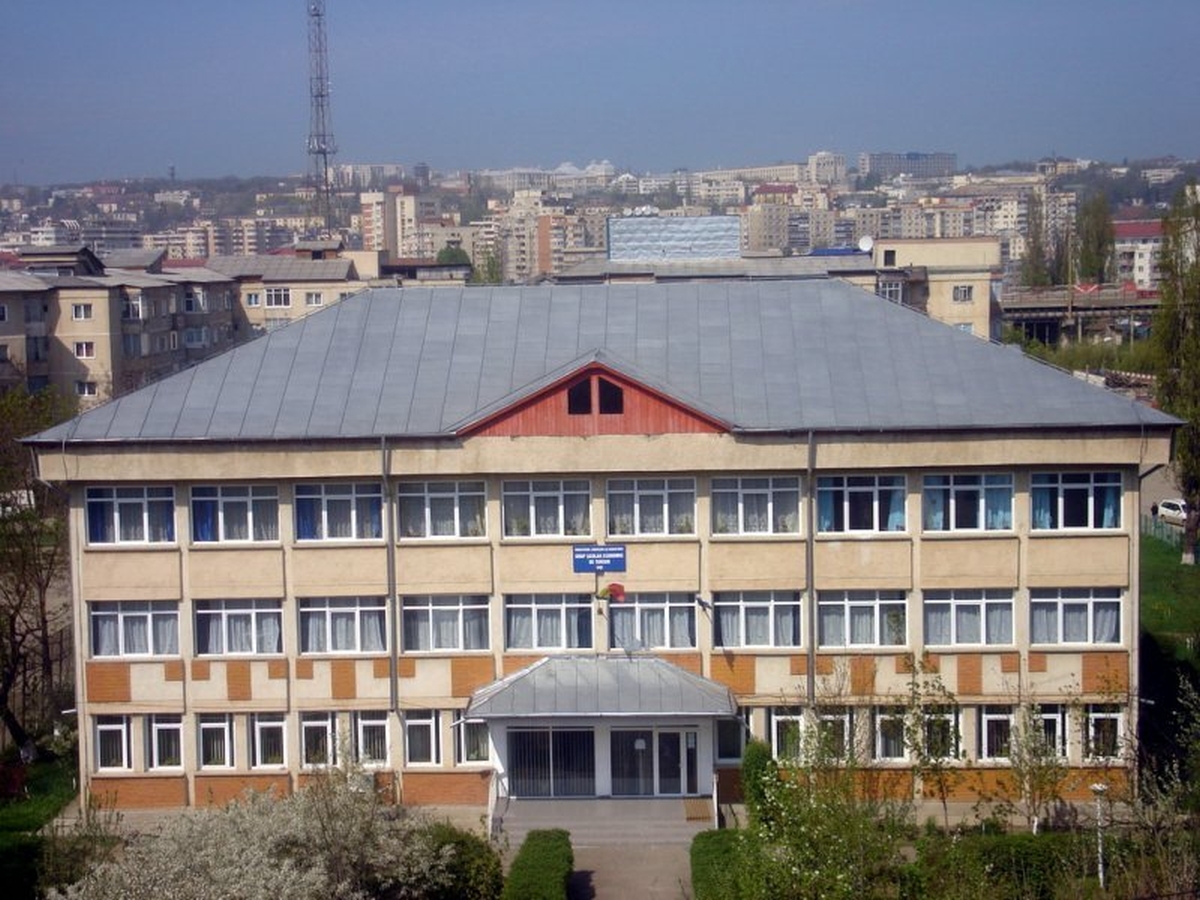 Elevii Colegiului Economic „Virgil Madgearu” Iaşi, alături de familiile cu mulţi copii și persoanele vulnerabile