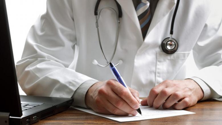 Medicii de familie, indignați după ce au fost puși să trateze pacienți COVID-19: ”Suntem redescoperiţi, doar pentru a fi împovăraţi cu noi responsabilităţi birocratice”
