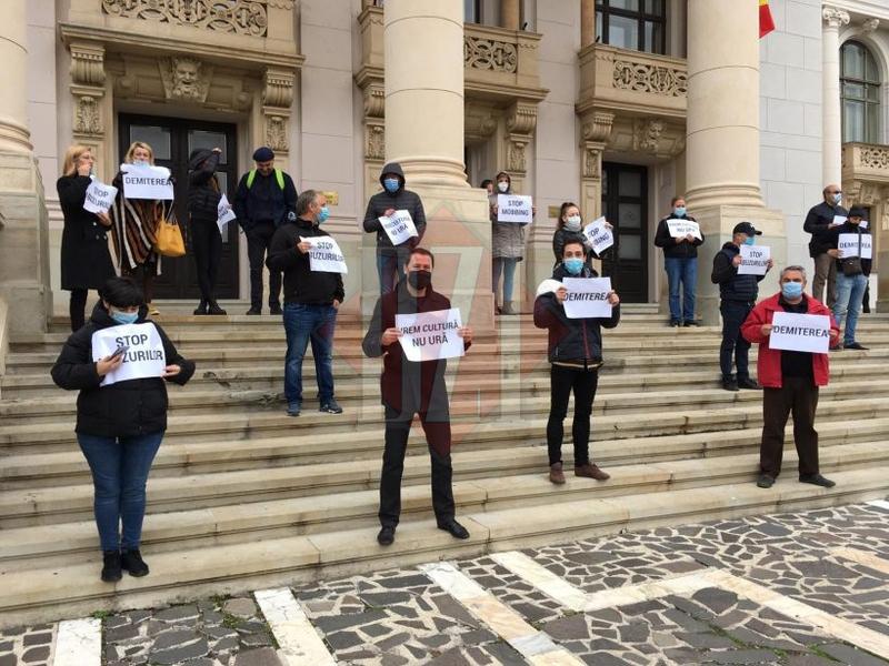 O nouă zi de proteste la Opera Naţională din Iaşi. Managerul Beatrice Rancea nu vrea să îşi dea demisia de onoare – VIDEO