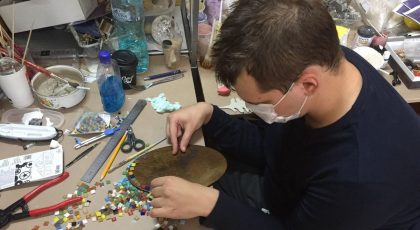 Tinerii cu autism din Iași vor strânge donații prin intermediul unei platforme online realizate de ANCAAR prin care vor promova obiectele din mozaic realizate în cadrul unui nou proiect