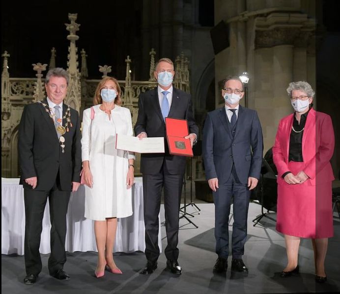 Cât costă ținutele pe care Carmen Iohannis le-a purtat în Germania, la decorarea președintelui României