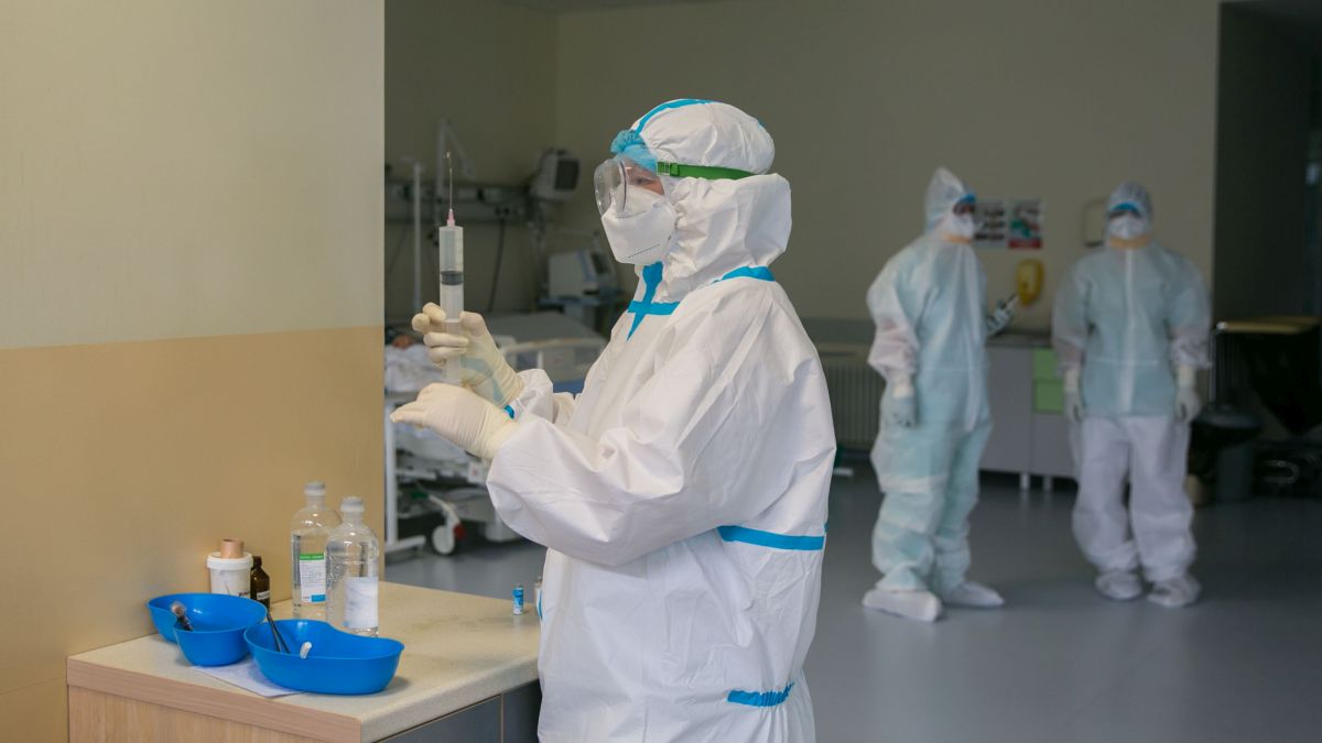 Avertismentul medicilor ieșeni pentru pacienții cu COVID-19 asimptomatici, izolați la domiciliu: „Dacă aveți dureri musculare, trebuie să vă prezentați de urgență la spital”