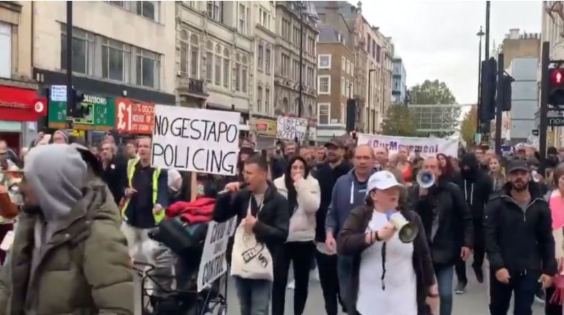 Britanicii au ieşit în stradă, la Londra, împotriva noilor restricţii anti-pandemie. „Lăsaţi-ne să trăim!”
