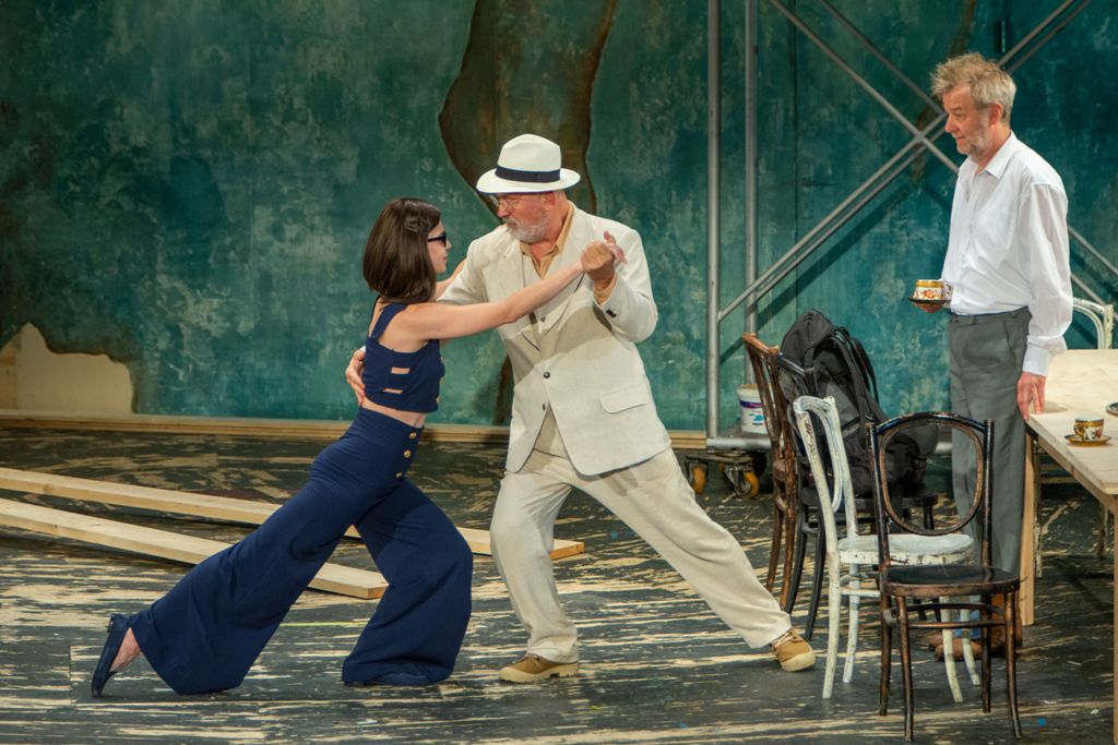 Pentru prima dată în România, premieră în două părți, în două seri consecutive: Unchiul Vanea, la Teatrul Național Iași