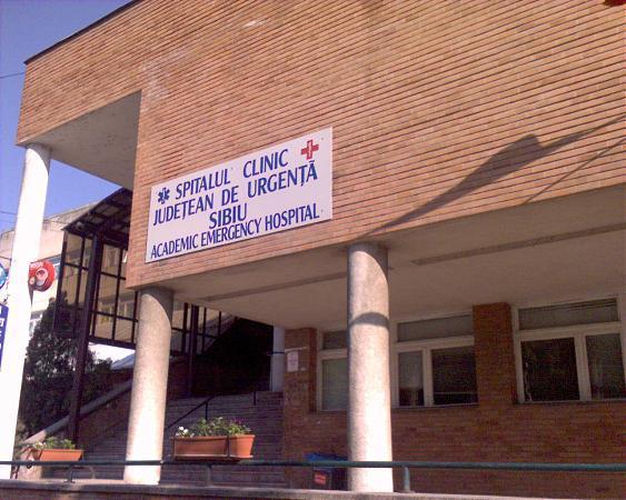 Şeful secţiei ATI a Spitalului din Sibiu, amendat cu 10.000 lei după ce pacienţii cu Covid-19 erau legaţi de pat