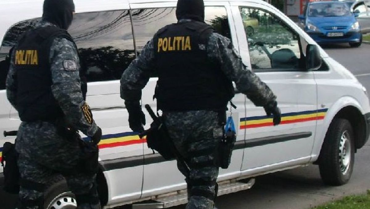 Un bărbat în vârstă de 51 de ani a fost reţinut de poliţişti fiind acuzat de pornografie infantilă! Bărbatul le-a propus unor minore din centrele de plasament să producă filme pentru adulţi