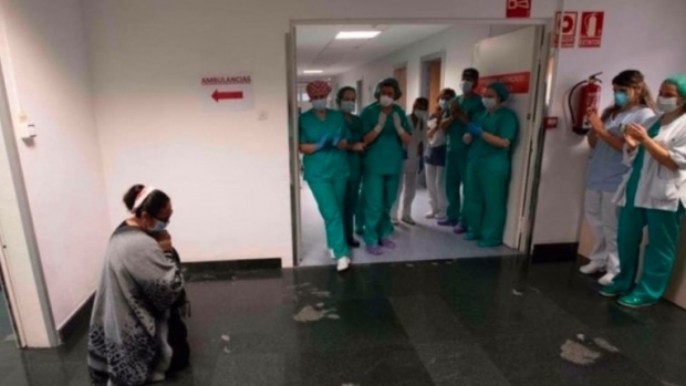 Imaginea emoționantă a anului! O româncă din Spania le-a mulțumit medicilor în genunchi, pentru că i-au salvat băiatul de COVID-19