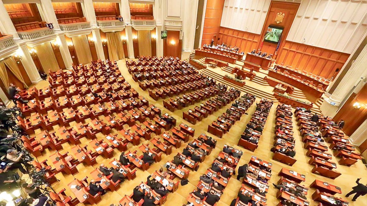 PNL a obţinut preşedinţia a 6 comisii permanente, printre care și preşedenţia Comisiei SRI. USR-Plus va avea 4 comisii