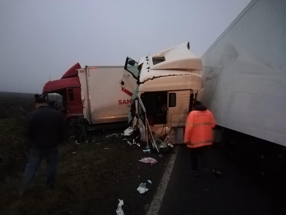 Accident rutier grav în Iaşi. Două TIR-uri s-au ciocnit frontal, iar traficul este închis. Sunt trei persoane rănite