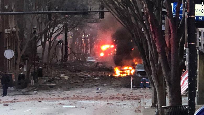 Explozie uriașă în Nashville.  A deteriorat zeci de clădiri și a ucis mai multe persoane! Este considerată a fi un act intenționat – FOTO