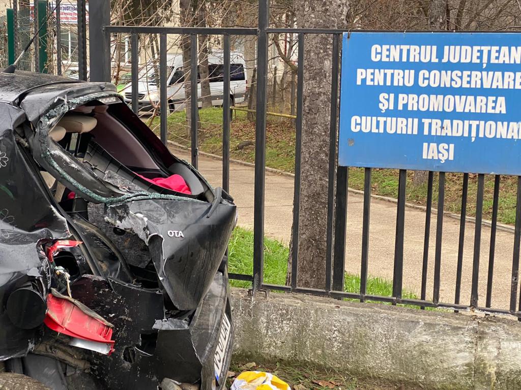 Accident rutier în Iași. O maşină a intrat într-un gard din zona Bucium EXCLUSIV FOTO