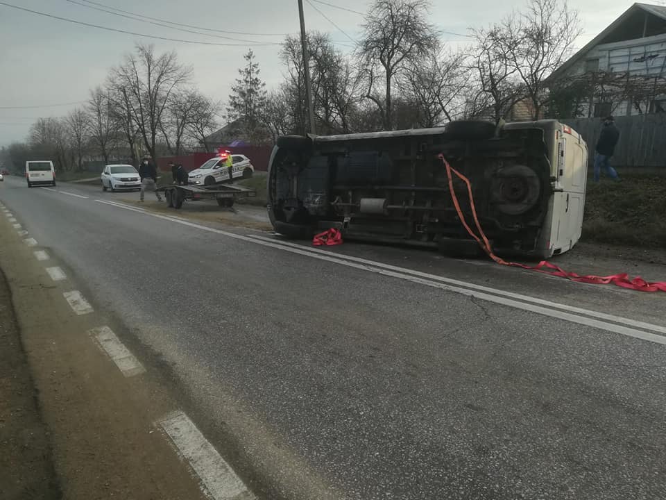 Autoutolitară răsturnată de pe platformă pe DN 28A, Gâștești, județul Iași
