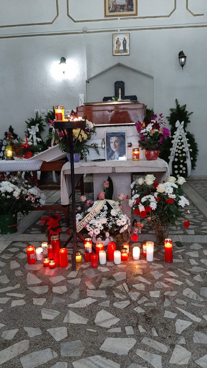 Braţe cu flori şi zeci de coroane au fost depuse la capela în care se afla trupul mezzosopranei Maria Macsim Nicoară