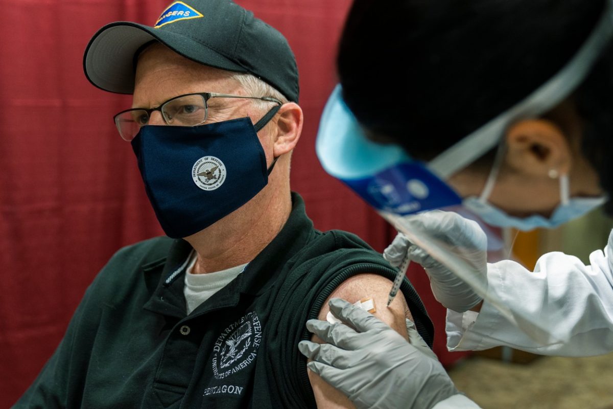 Șeful Pentagonului anunță că se vaccinează public împotriva Covid-19