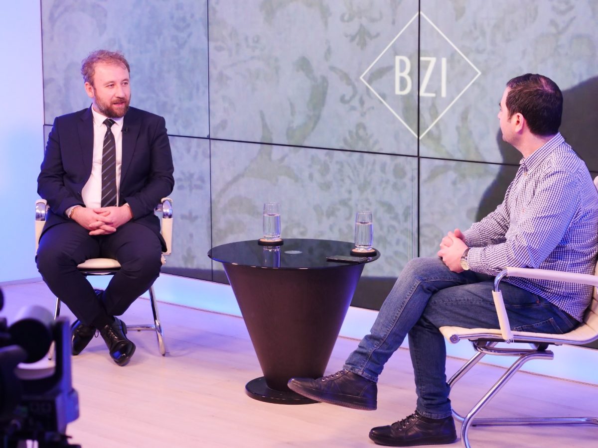 Unul din noii prorectori UAIC Iași a discutat despre importanța programelor de licență și a activității de formare a personalului didactic din învățământul preuniversitar, dar și despre mutarea actului educațional în online, în Studioul BZI LIVE – FOTO/ VIDEO