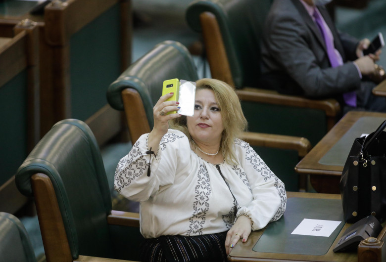 Diana Șoșoacă, în scandalul măștii de protecție: Am formulat plângere penală și plângere pe GDPR