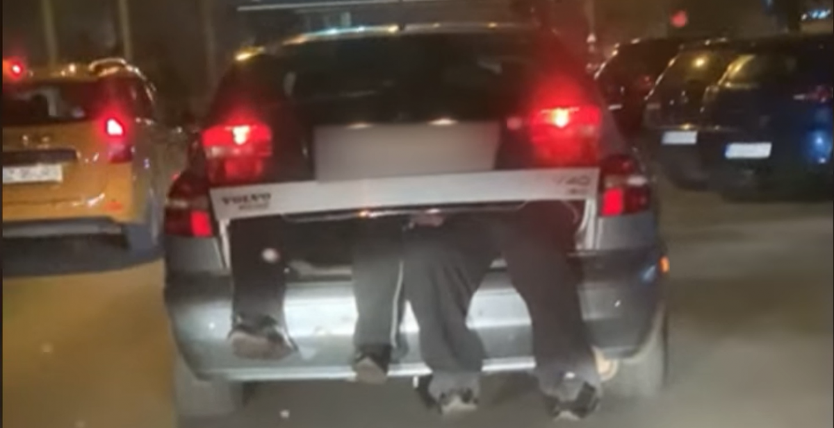O șoferiță din Buzău a fost amendată pentru că și-a transportat soțul și un alt bărbat, ambii sub influența băuturilor alcoolice, în portbagajul autoturismului