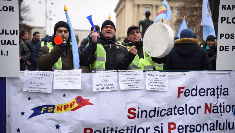 Proteste ale polițiștilor nemulțumiți de ultimele decizii ale Executivului în mai multe orașe. În Iași manifestanții s-au adunat în fața Prefecturii