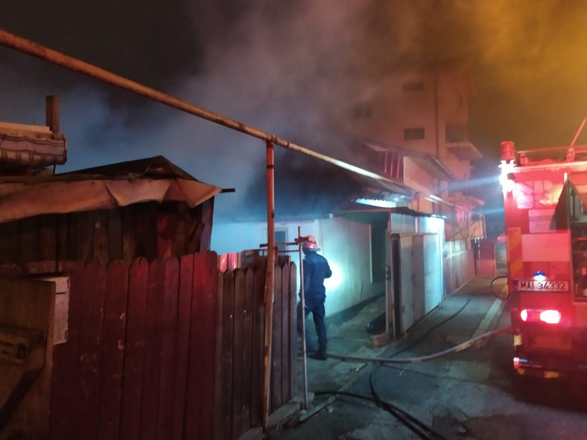 Intervenție de urgență a pompierilor în Iași. Un incendiu a izbucnit la o magazie – Exclusiv, Galerie Foto, Update