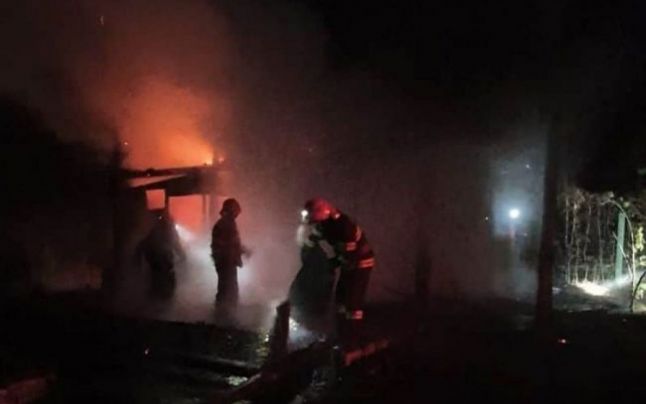 Gestul eroic al unui bărbat din Botoşani. Şi-a scos tatăl din flăcări în timp ce incendiul îi mistuia casa