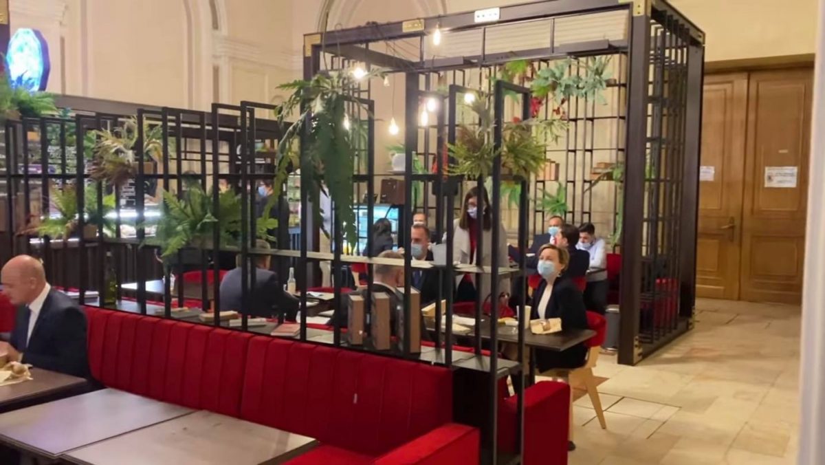 Cum își bate joc Cosette Chichirău și Marius Bodea de reguli: Stau la masă într-un restaurant care ar trebui să fie închis! – FOTO