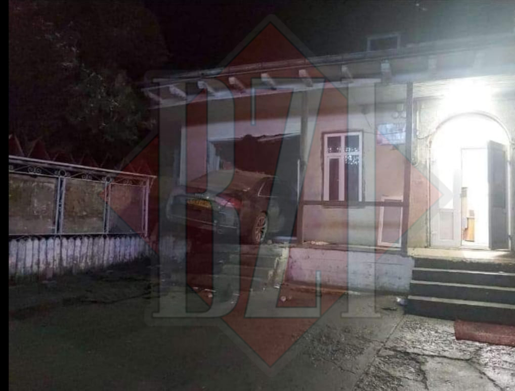 O femeie a găsit cea mai bună modalitate de a parca: A intrat cu mașina într-o primărie din Iași! EXCLUSIV
