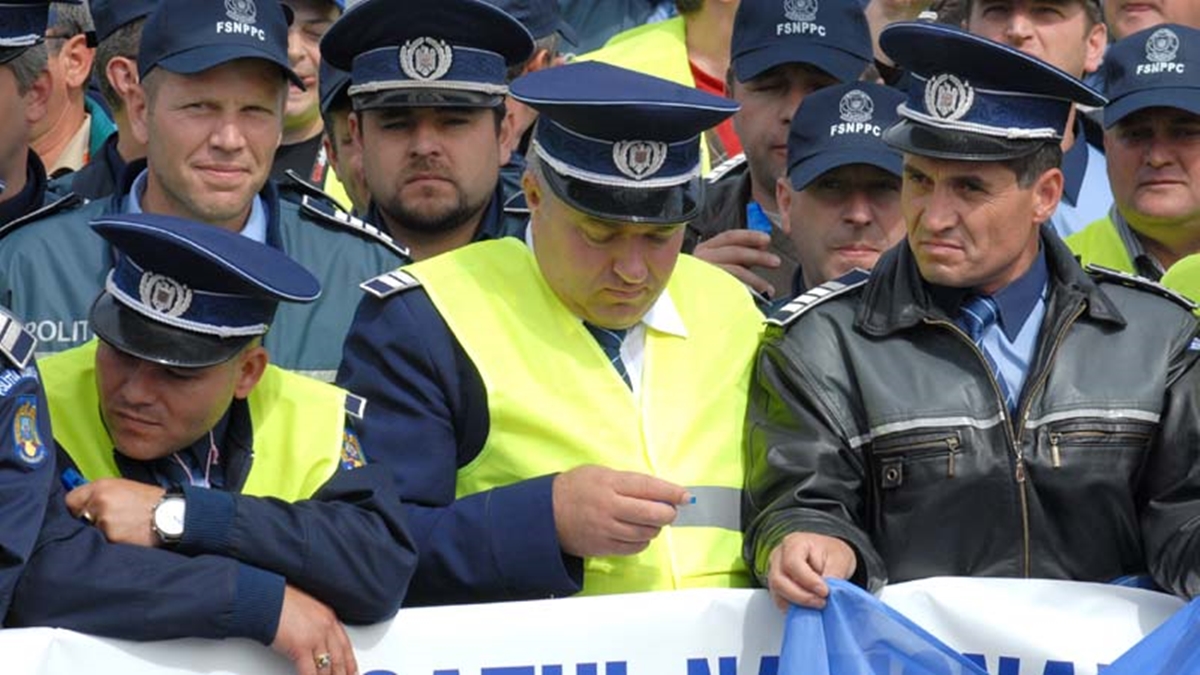 Proteste ale polițiștilor în fața Ministerului de Interne. Aceștia sunt nemulțumiți de înghețarea salariilor bugetarilor