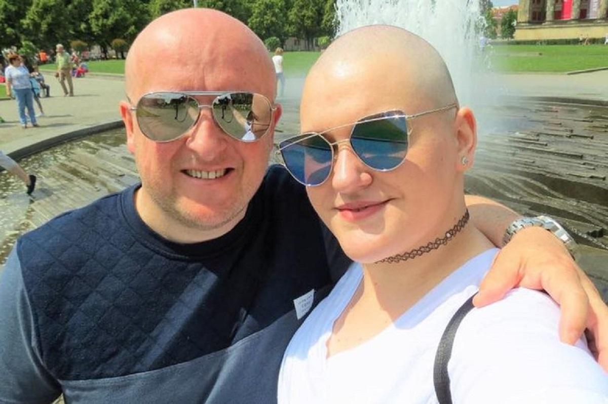 Femeia care s-a ras în cap şi s-a prefăcut că are cancer, pentru a primi donații