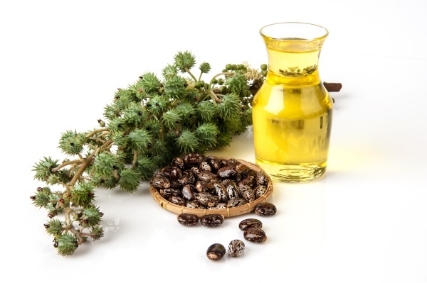Cum să folosești uleiul de ricin ca să ai gene mai lungi și dese
