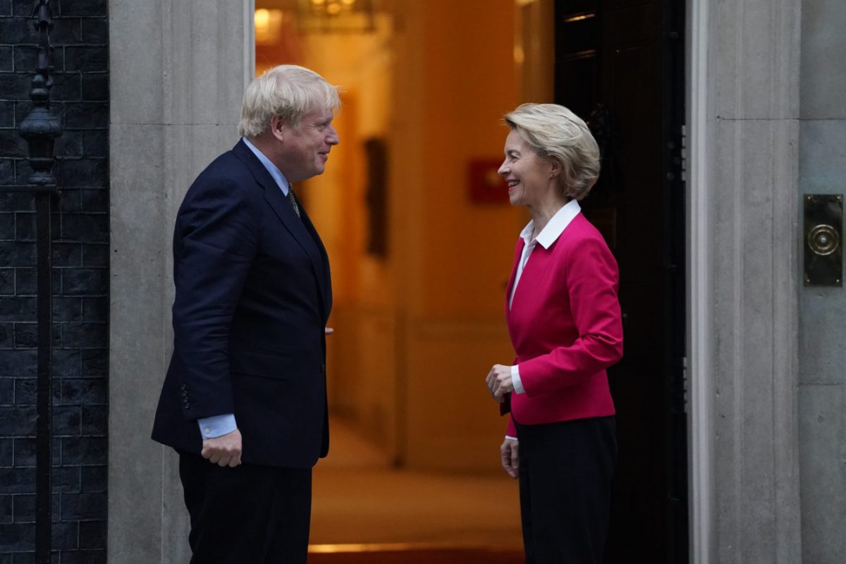Marea Britanie ar putea încheia perioada de tranziţie post-Brexit fără niciun acord de liber schimb cu UE. Ce măsuri se aplică muncitorilor români