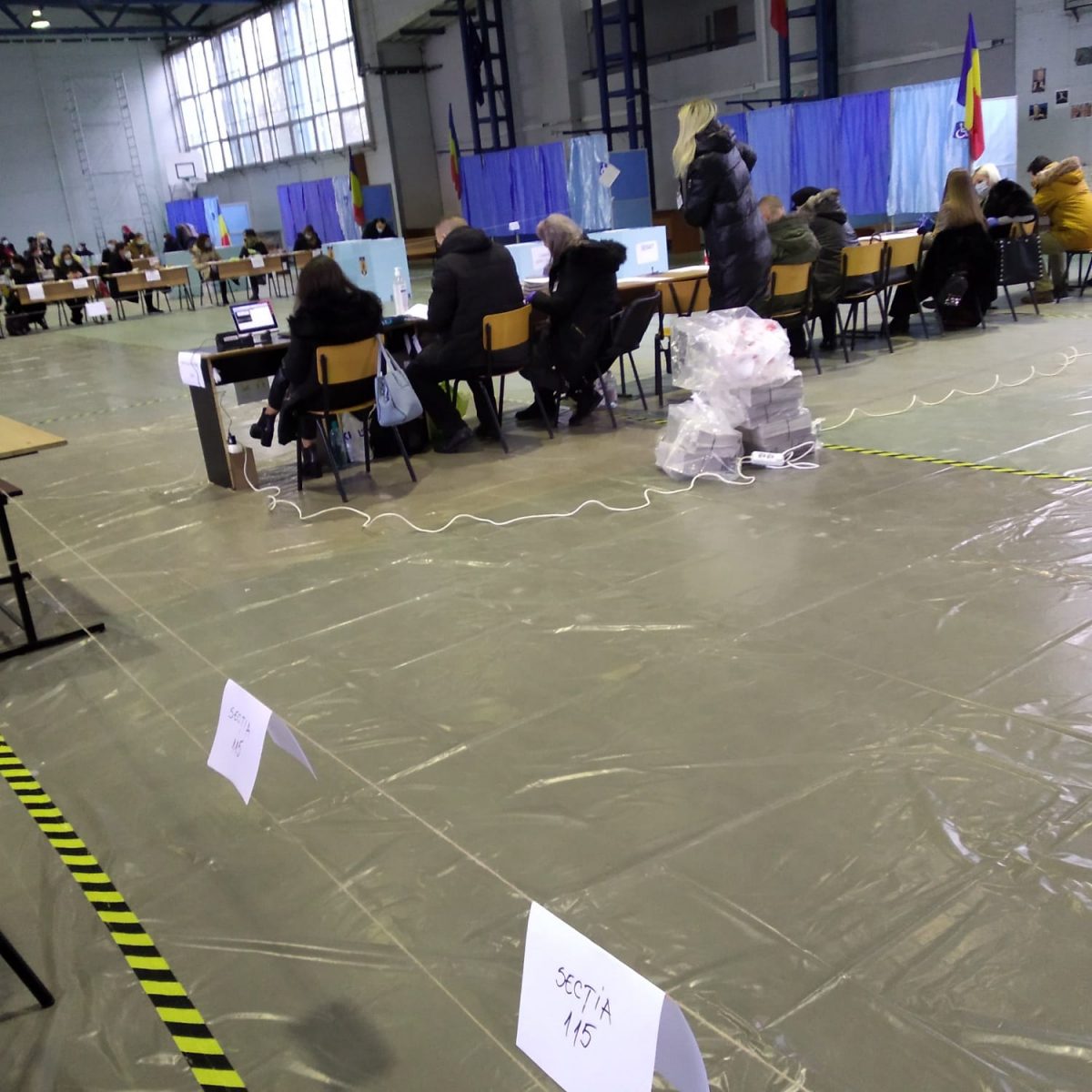 La o secţie de votare din municipiul Iași, persoalul din secţie indură un frig cumplit