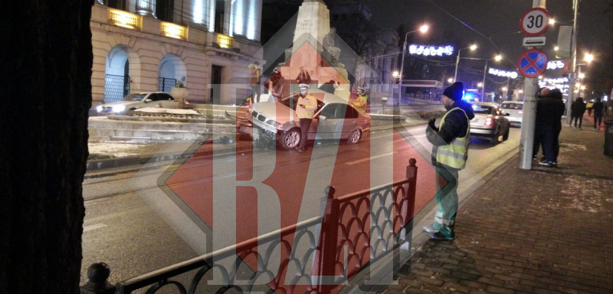Un BMW poate fi admirat pe statuia din față de la BCU. Șoferul care îl conducea a pierdut controlul volanului și era la un pas să se răstoarne – Exclusiv/ Foto