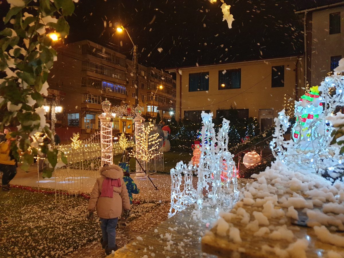 Luna decembrie aduce zăpadă la Ateneu Național din Iași